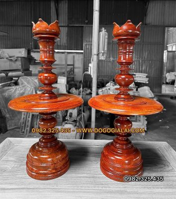 Ánh sáng từ chân đèn bàn thờ biểu tượng cho sự ấm cúng
