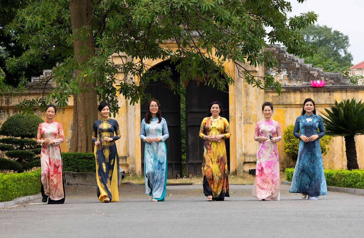 Áo dài truyền thống kín đáo phù hợp để đi chùa chiền, nơi tâm linh