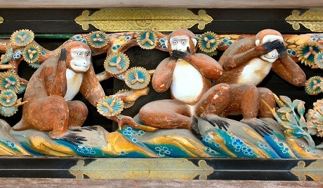 Ba chú khỉ thông thái đại diện triết lý không nghe không thấy không biết, che mắt, che tai, che miệng để giữ tâm an.