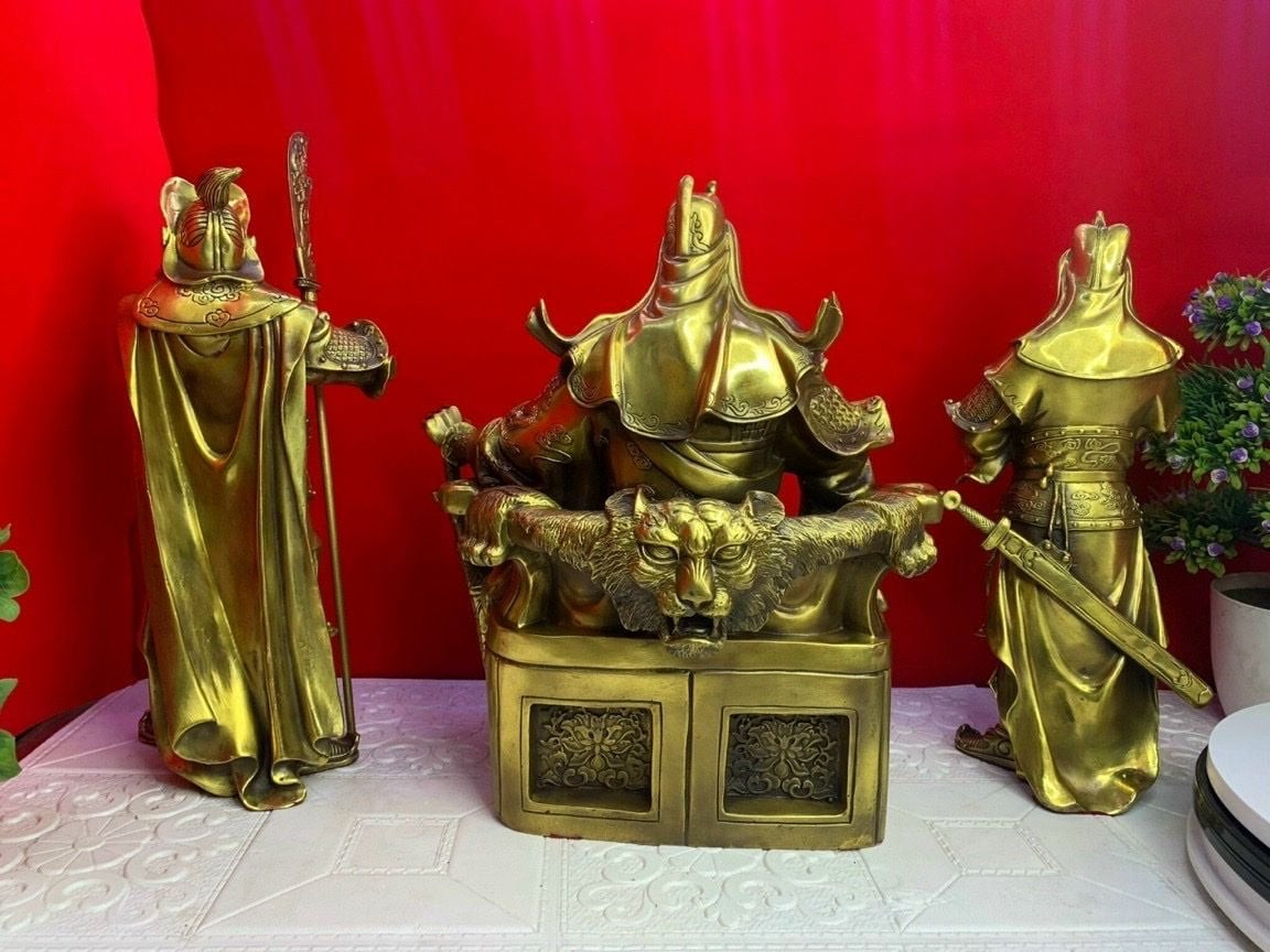 Ba vị Quan Công Tam Thánh đứng uy nghi