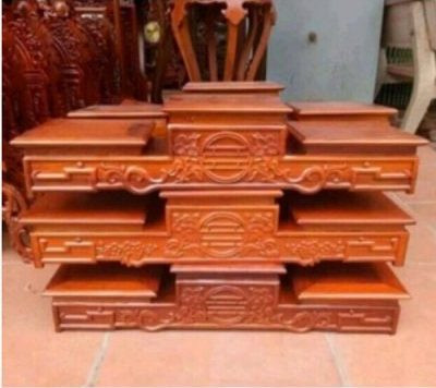 Bậc tam cấp bàn thờ đã được hoàn thiện với lớp sơn bóng mịn