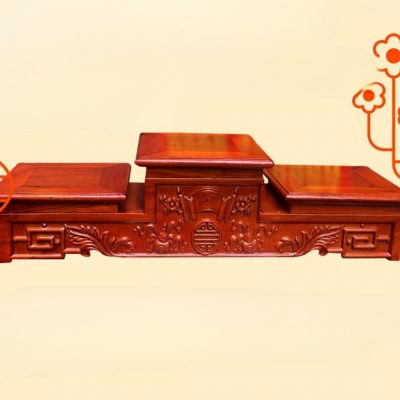 Bậc tam cấp bàn thờ gỗ hương đặt ba bát hương linh thiêng