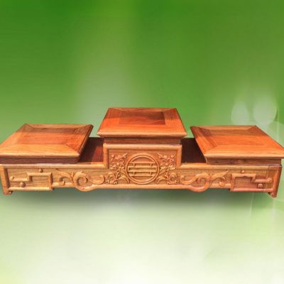 Bậc tam cấp bàn thờ gỗ hương được chạm khắc tinh xảo