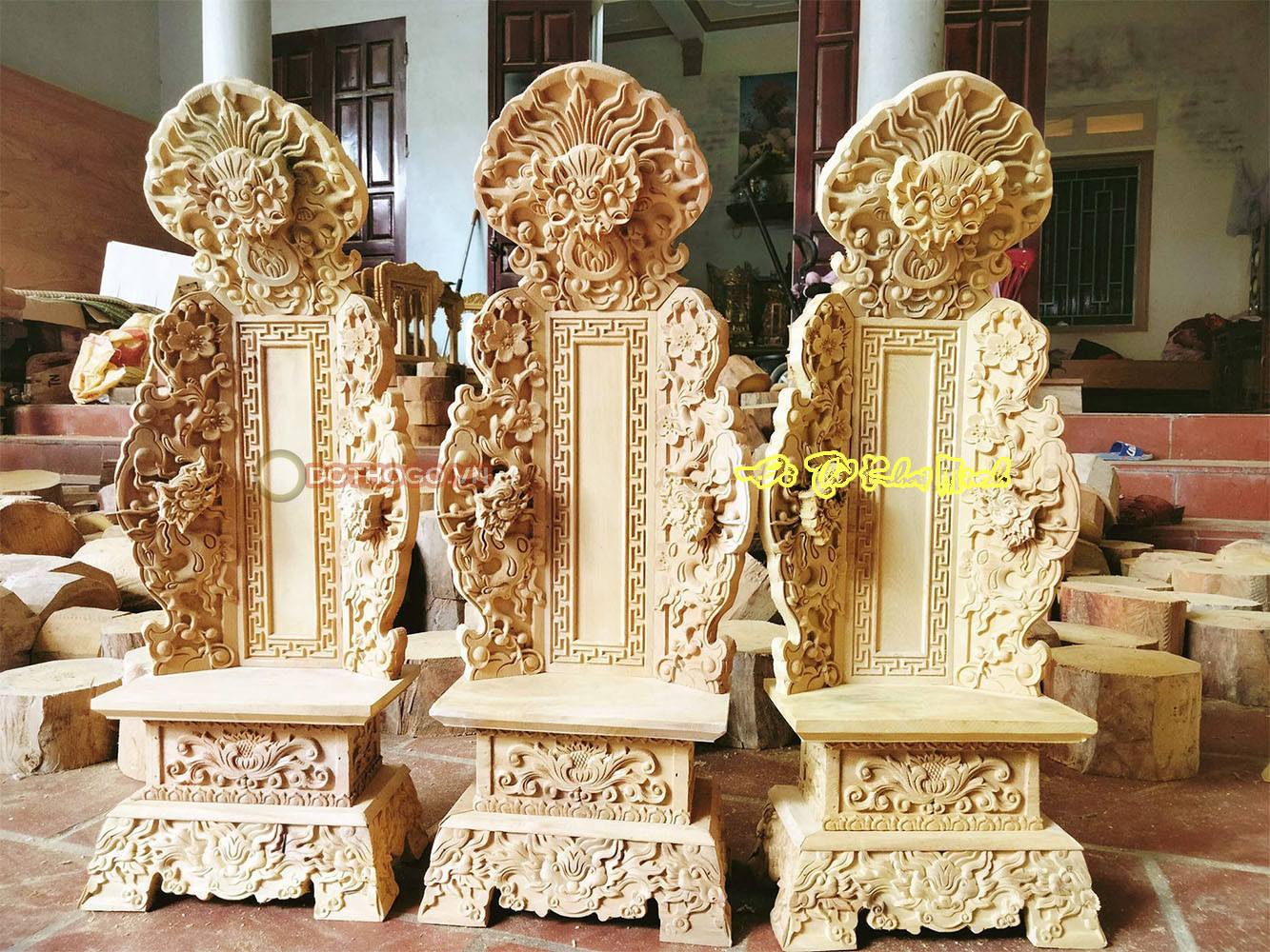 Bài vị thờ cúng gia tiên với họa tiết chạm khắc tinh xảo, thể hiện nét đẹp truyền thống