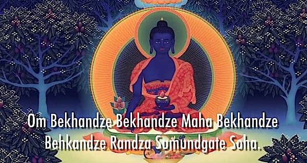 Bàn tay của Phật Dược Sư Lưu Ly cầm bát thuốc chữa bệnh