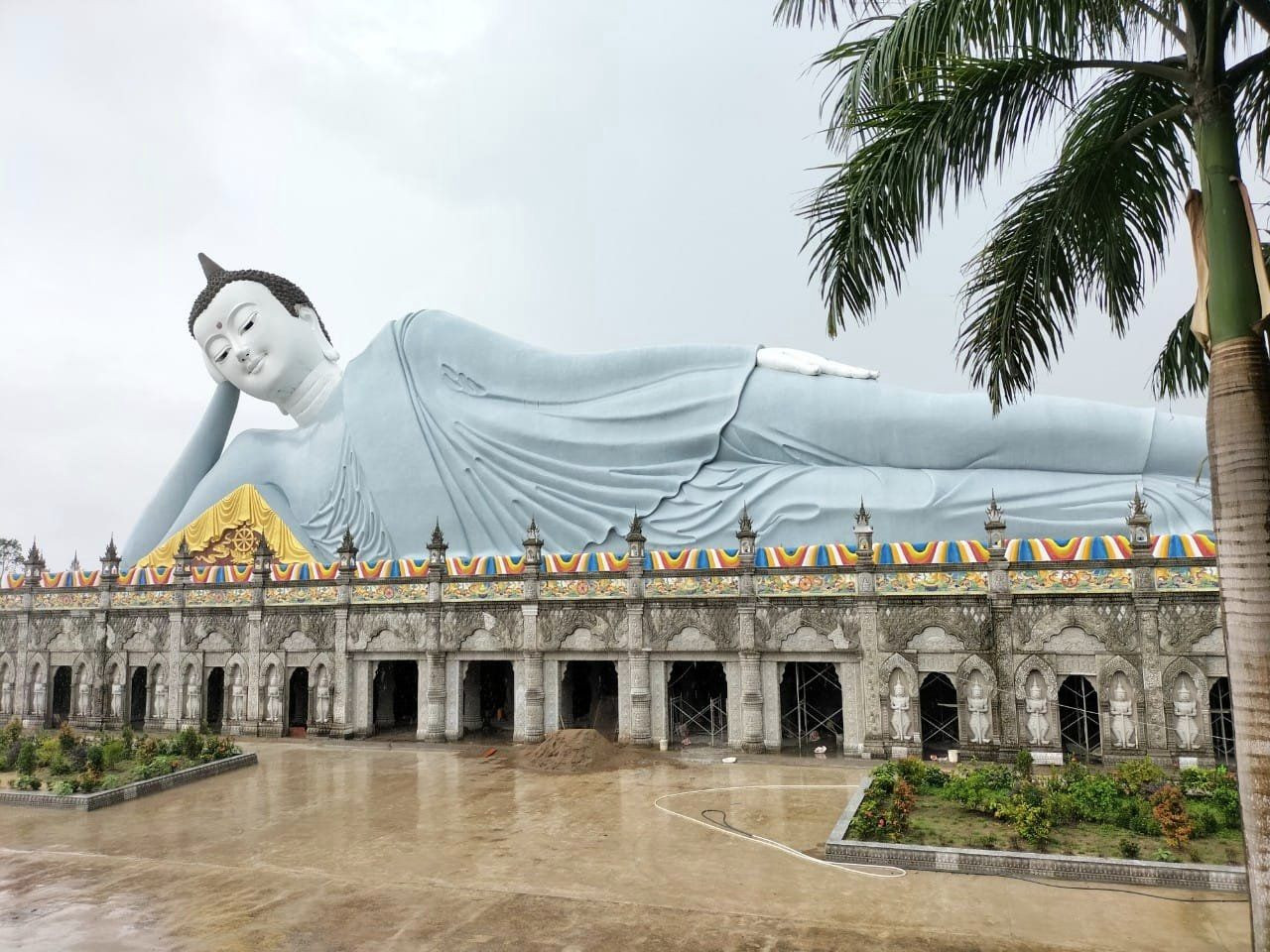 Bàn tay đang đong đầy cát, tượng trưng cho sự mong manh và vô thường của lạc thọ uẩn, một khía cạnh của ngũ uẩn.