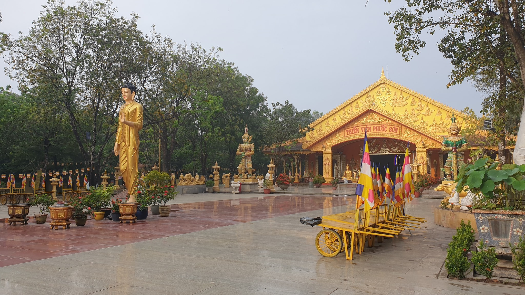 Bàn tay đang viết, tượng trưng cho hành uẩn và sự tạo tác các nghiệp thiện, ác thông qua ý chí và hành động.