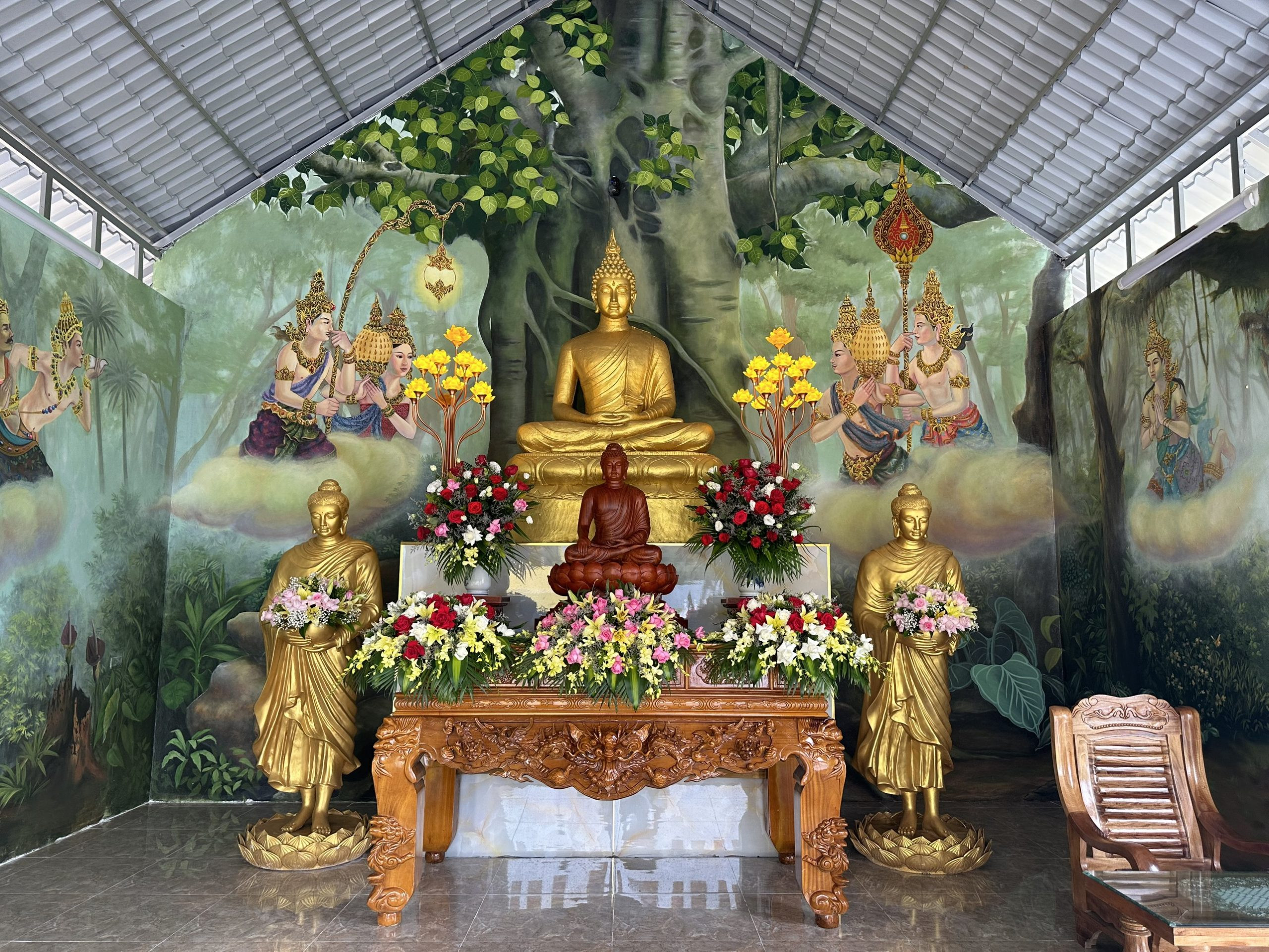 Bàn tay nắm chặt thể hiện khổ thọ, một phần của thọ uẩn, cho thấy cảm giác khó chịu và đau khổ trong cuộc sống.