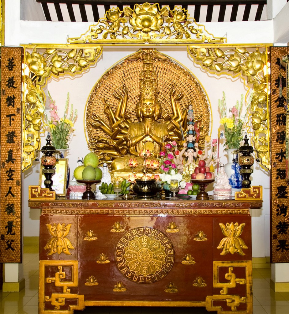 Bàn thờ Bồ Tát Quan Âm trang nghiêm để trì tụng Chú Đại Bi tại nhà