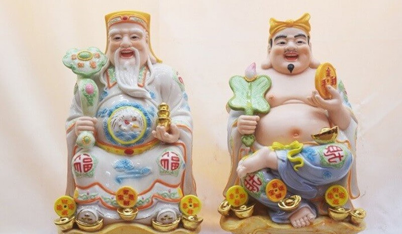 Bàn thờ có hình ảnh ông Thần Tài và Ông Địa với mâm cúng