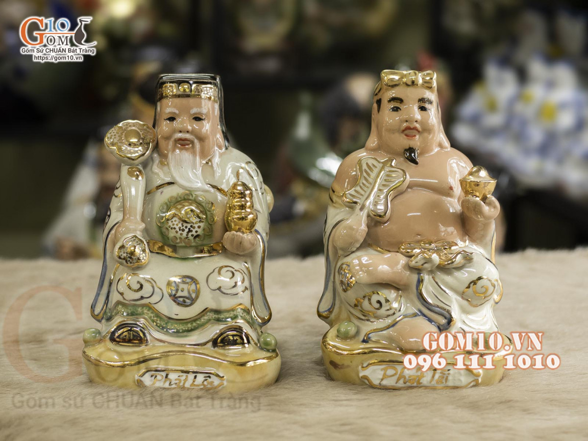 Bàn thờ có hình ảnh ông Thổ Địa và Thần Tài, đại diện cho sự sung túc và bảo vệ đất đai trong gia đình Việt
