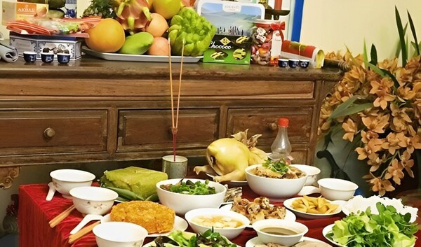 Bàn thờ cúng thất được bày trí chu đáo, thể hiện lòng thành kính