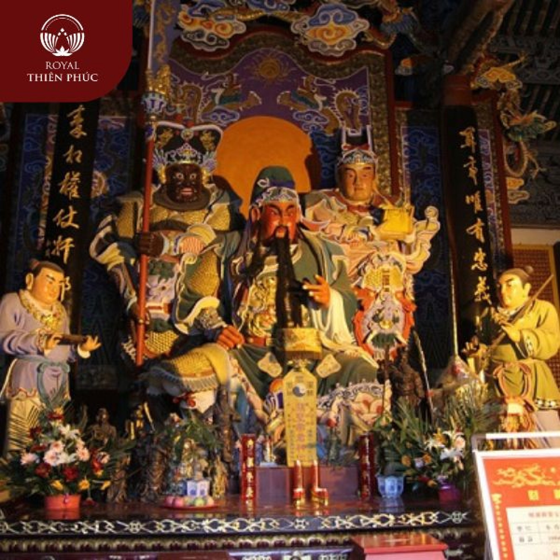 Bàn thờ gia đình với tượng Quan Công bằng đồng trang trọng