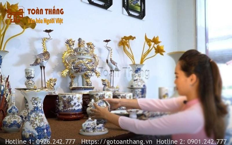 Bàn thờ gỗ lớn với bát hương và di ảnh thờ cúng tổ tiên và Thổ Công Thổ Địa