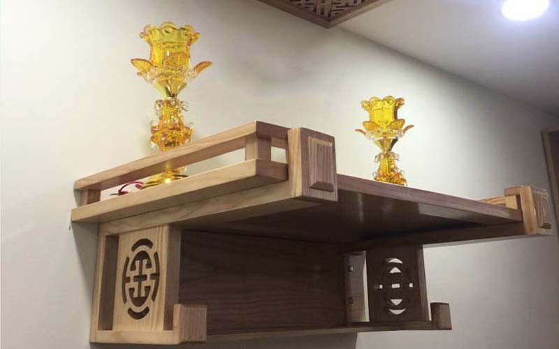 Bàn thờ ngũ tự thờ các vị gia thần trong gia đình Việt