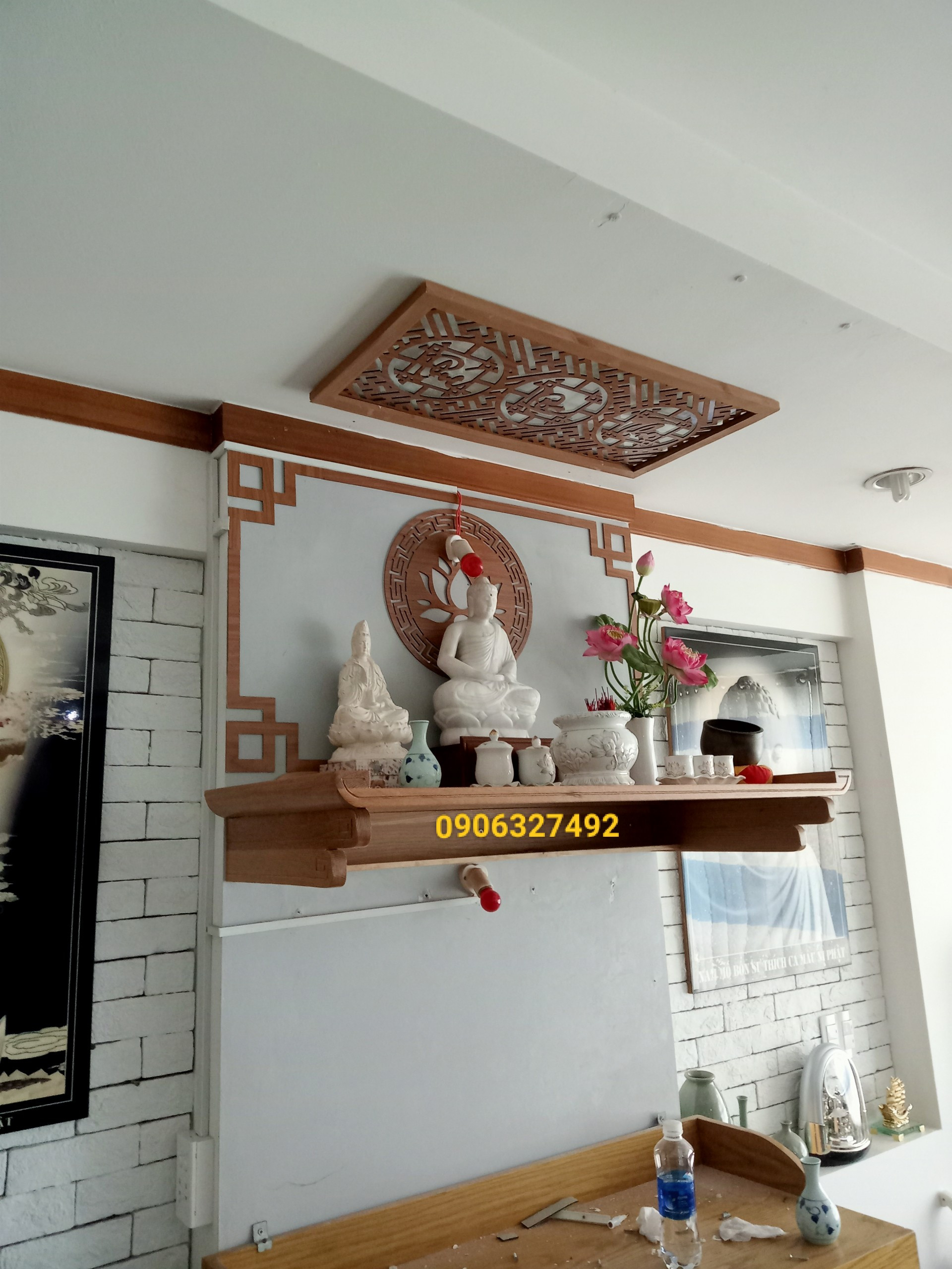 Bàn thờ Phật được trang trí hoa sen vàng