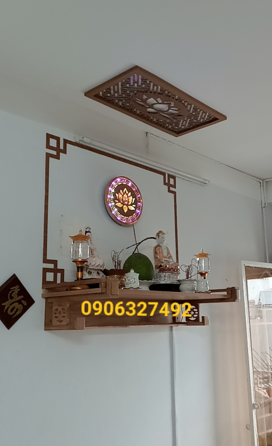 Bàn thờ Phật hiện đại với ánh sáng dịu nhẹ