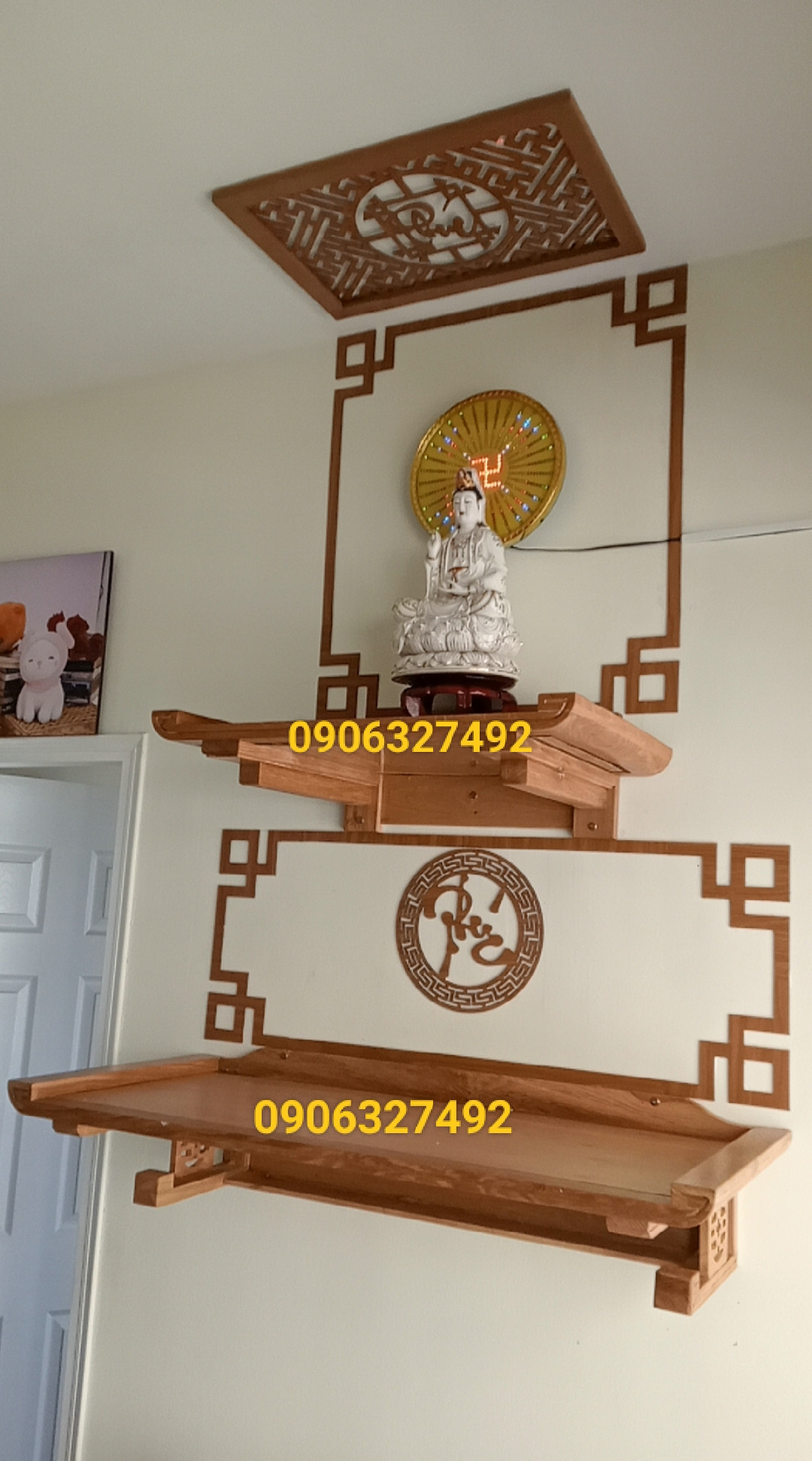Bàn thờ Phật Quan Âm đặt trong không gian phòng khách