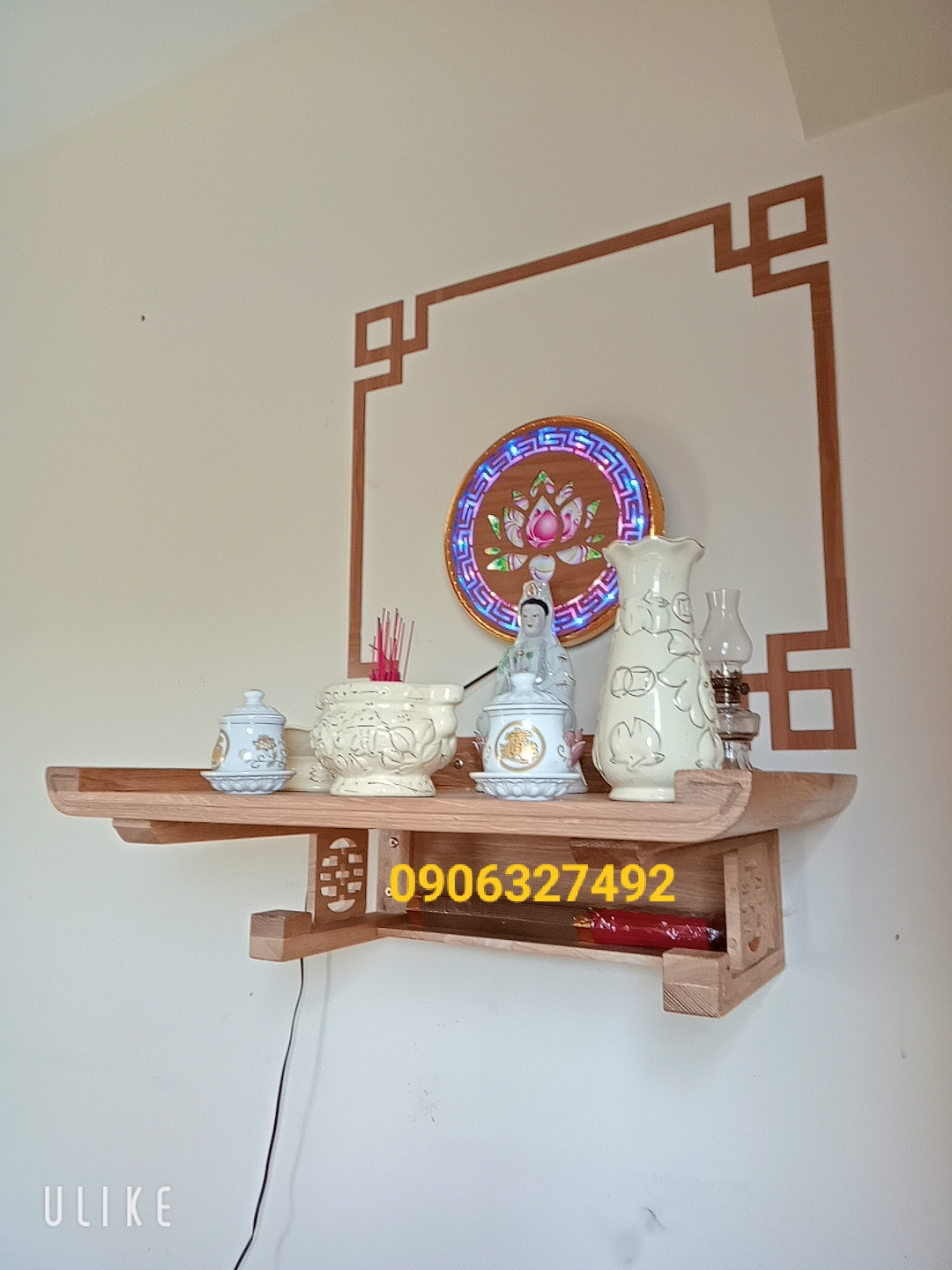 Bàn thờ Phật Quan Âm trang trí hoa tươi