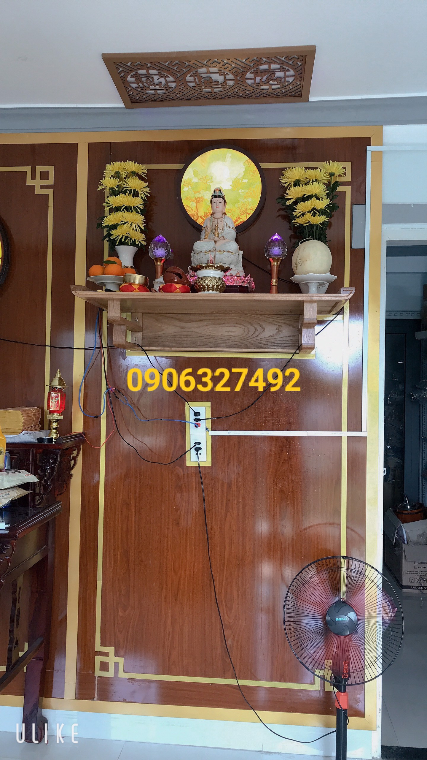 Bàn thờ Phật Quan Âm treo tường với thiết kế truyền thống