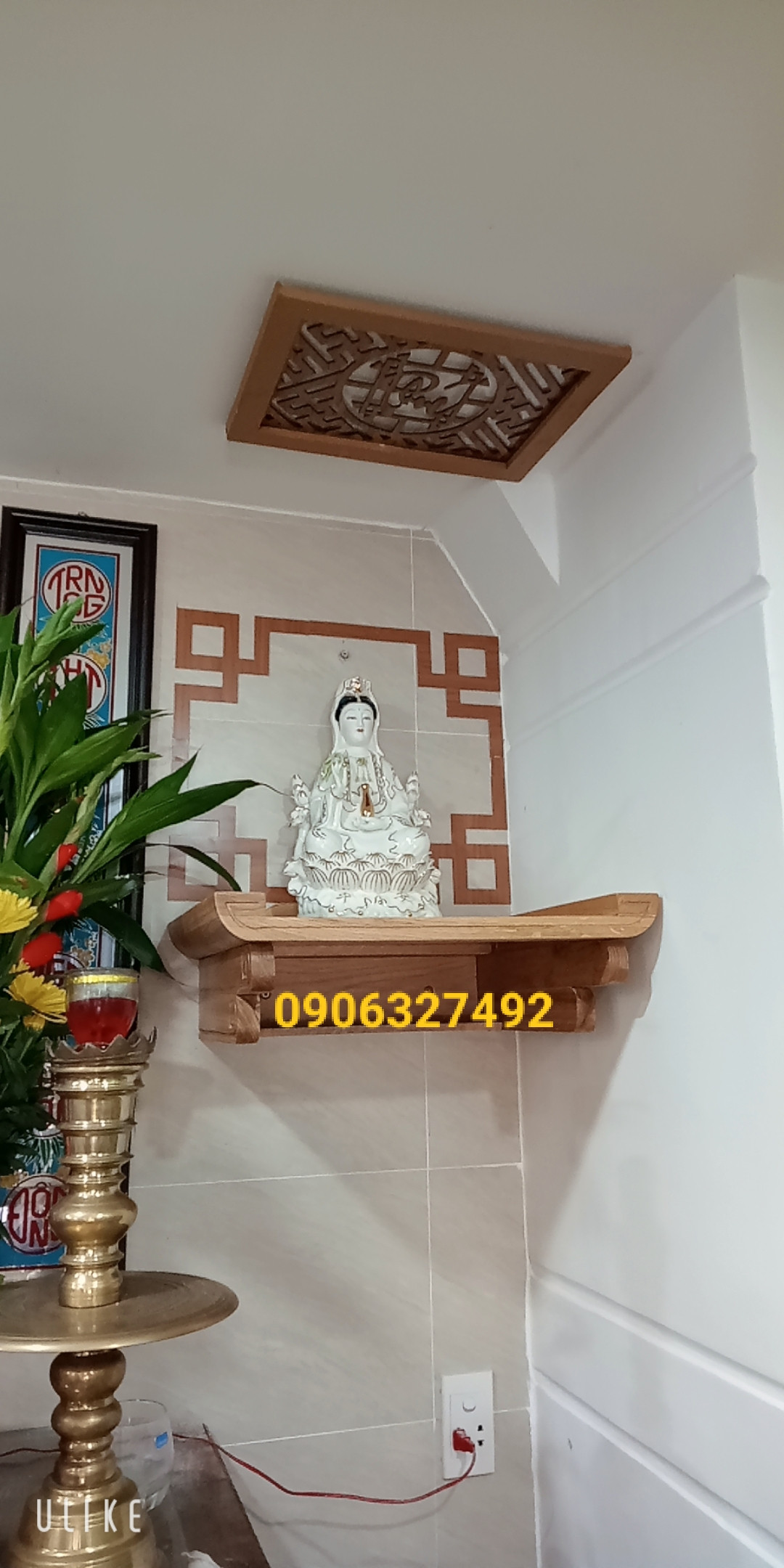 Bàn thờ Phật Quan Âm với bát hương và đèn