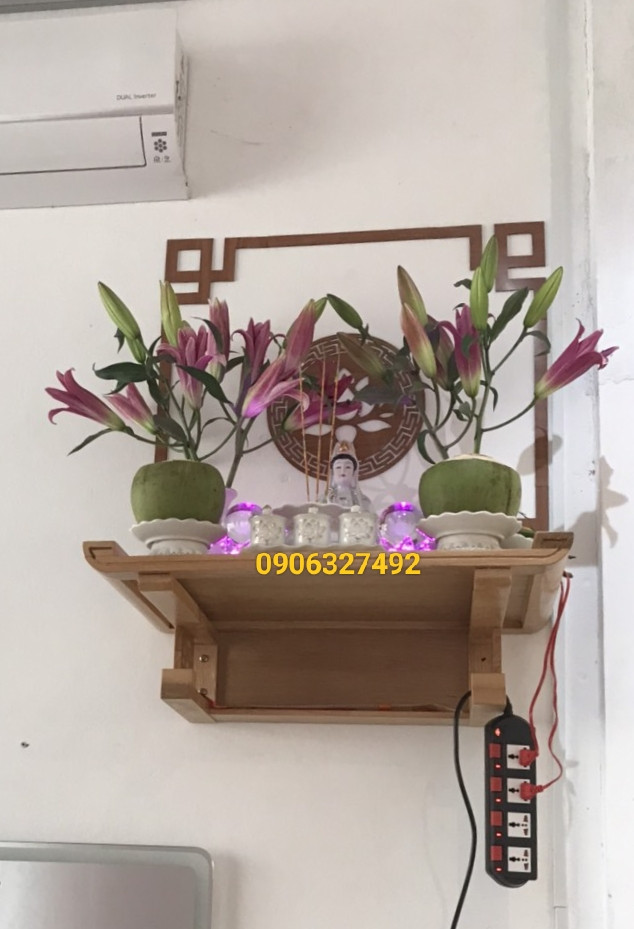 Bàn thờ Phật Quan Âm với bức tượng từ bi