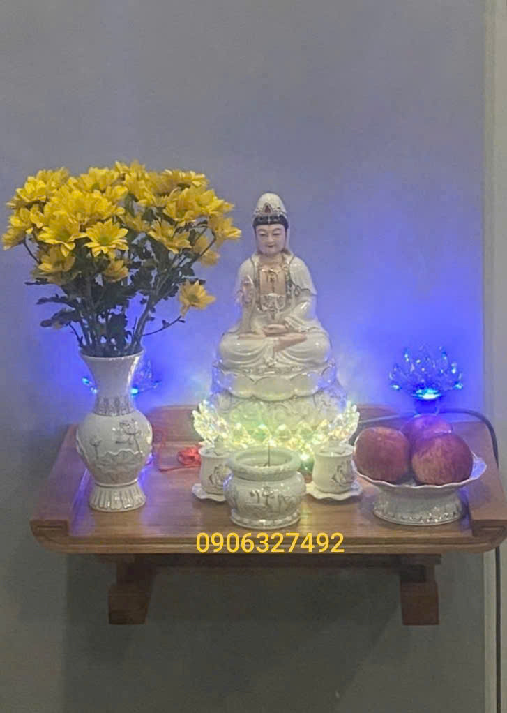 Bàn thờ Phật Quan Âm với tủ thờ hiện đại