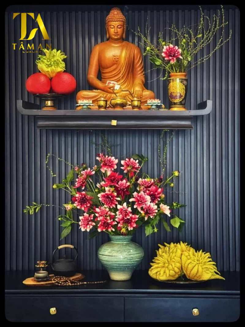 Bàn thờ Phật trang nghiêm với tượng Phật và các vật phẩm thờ cúng