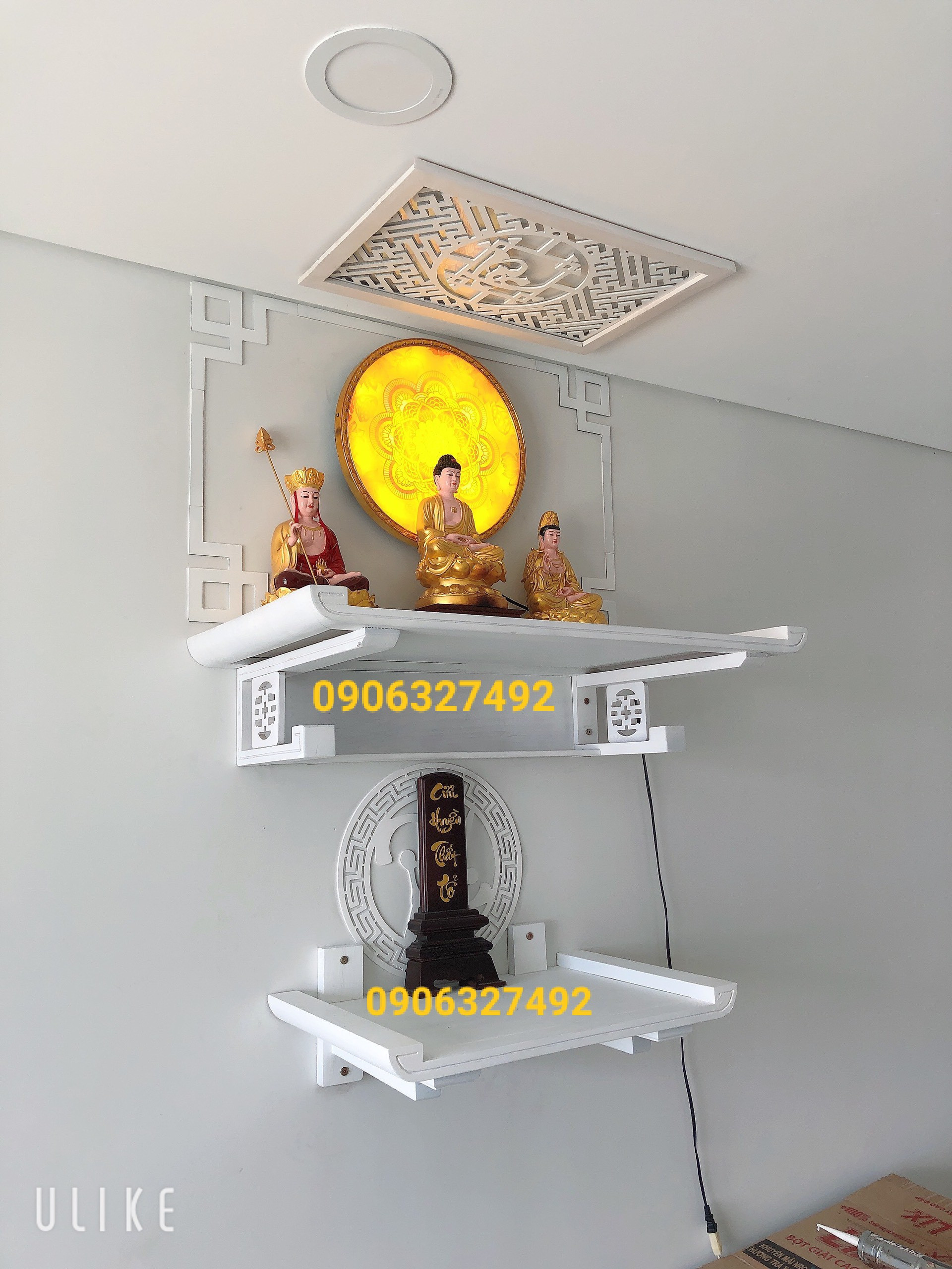 Bàn thờ Phật với tượng Phật Thích Ca