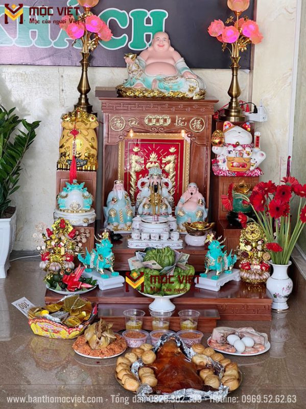 Bàn thờ Thần Tài được thiết kế tinh xảo, hiện đại
