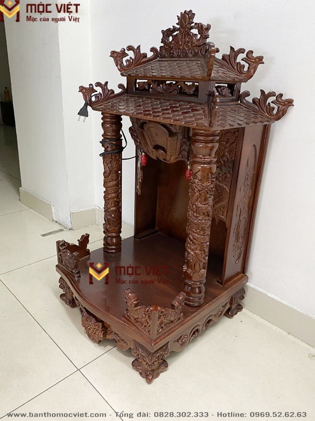 Bàn thờ Thần Tài Thổ Địa mái chùa với tông màu gỗ trầm ấm