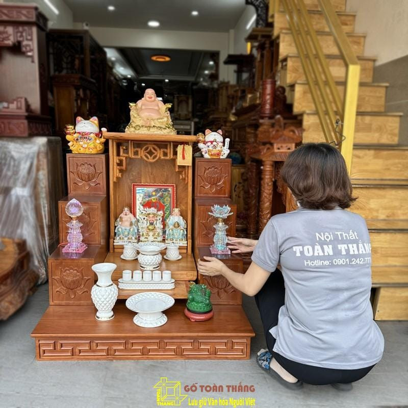 Bàn thờ Thổ Công Thổ Địa bằng gỗ hương với đầy đủ vật phẩm thờ cúng