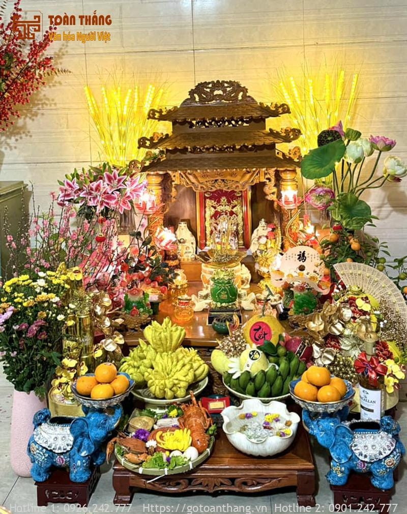 Bàn thờ Thổ Công Thổ Địa chung Thần Tài với các chi tiết chạm khắc tinh xảo