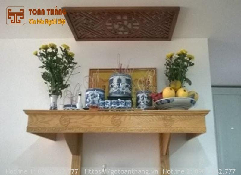 Bàn thờ Thổ Công Thổ Địa treo tường nhỏ gọn, phù hợp với không gian hiện đại