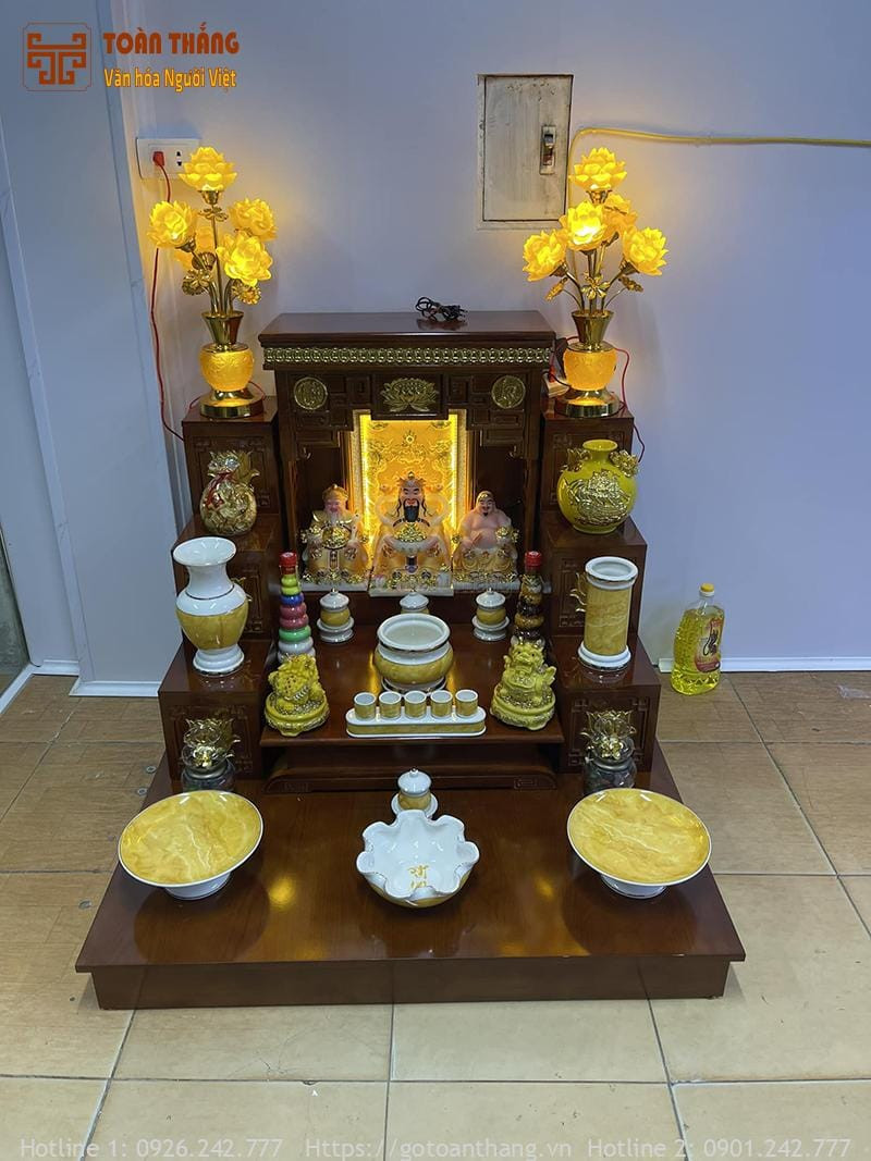 Bàn thờ Thổ Công Thổ Địa và Thần Tài được thiết kế tinh xảo, chất liệu gỗ cao cấp