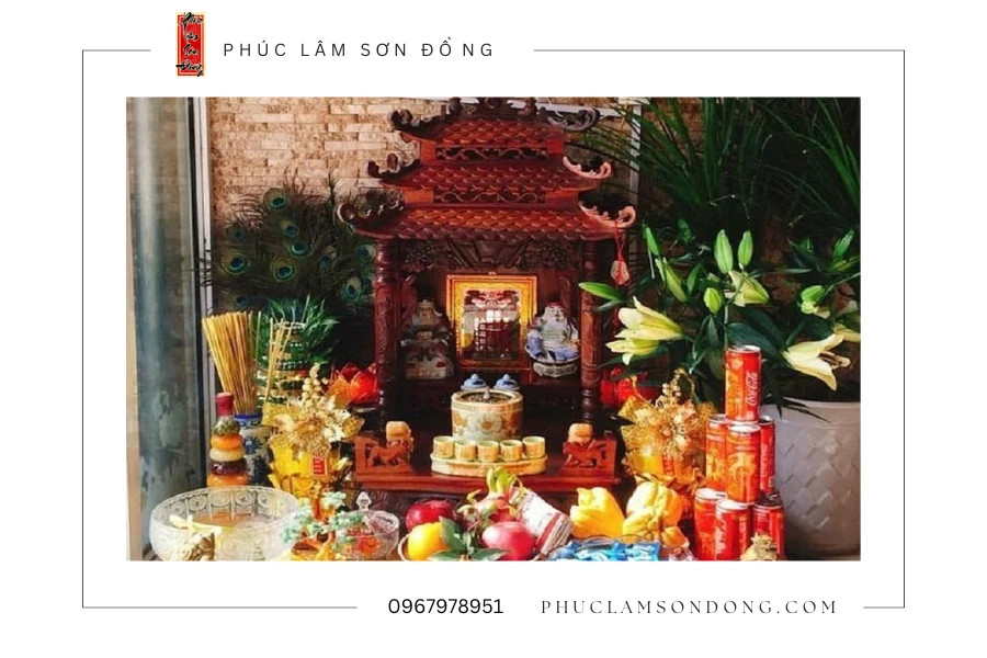 Bàn thờ Thổ Công với đầy đủ lễ vật và hương khói thành kính