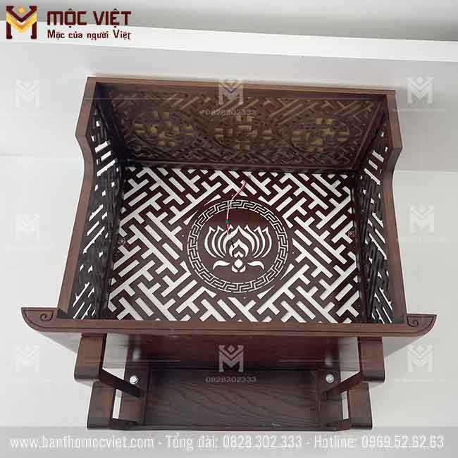 Bàn thờ treo hiện đại với vách ngăn hoa sen
