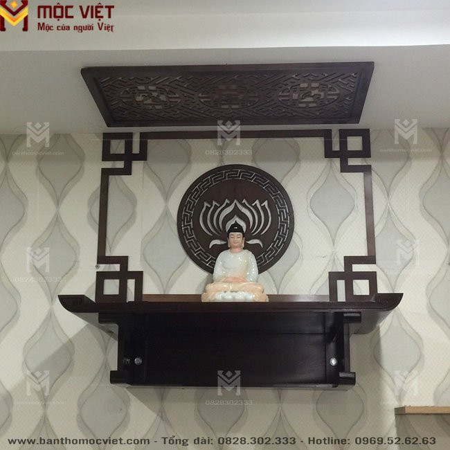 Bàn thờ treo tường gỗ Gụ với thiết kế đơn giản, màu sắc trang nghiêm
