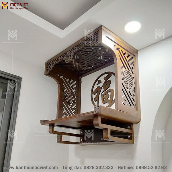 Bàn thờ treo tường kết hợp vách ngăn, tạo không gian thờ cúng riêng tư và trang trọng