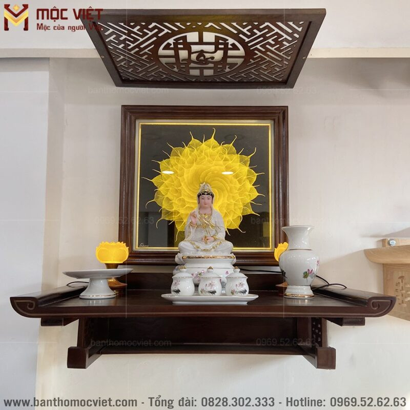 Bàn thờ treo tường màu nâu trầm ấm, phong thủy
