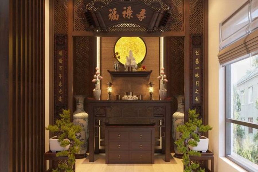 Bàn thờ với hai đèn thờ đặt cân xứng, ánh sáng vàng ấm
