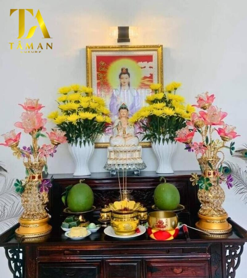 Bình hoa cúc vàng tươi tắn dâng lên bàn thờ Phật mang ý nghĩa bình an