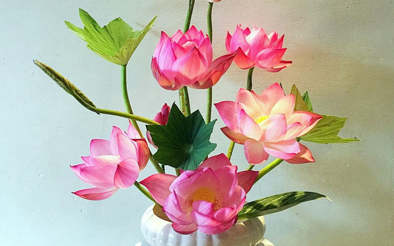 Bình hoa sen đang nở rực rỡ trên bàn thờ