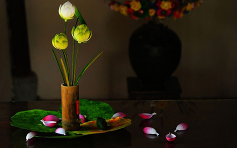 Bình hoa sen đơn giản trên bàn thờ