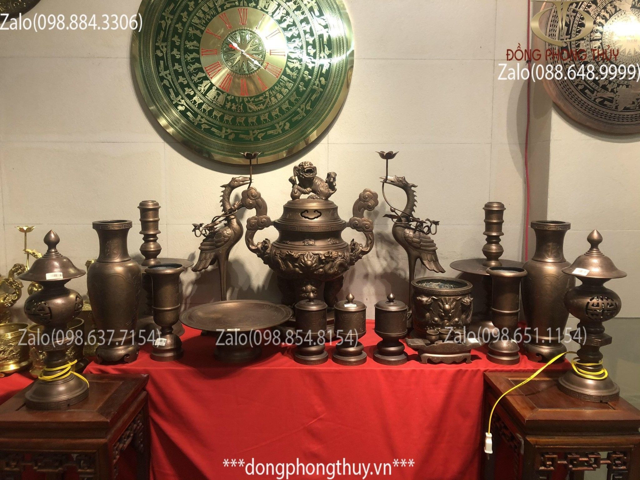 Bộ đồ thờ bằng đồng đầy đủ trên bàn thờ gia tiên.