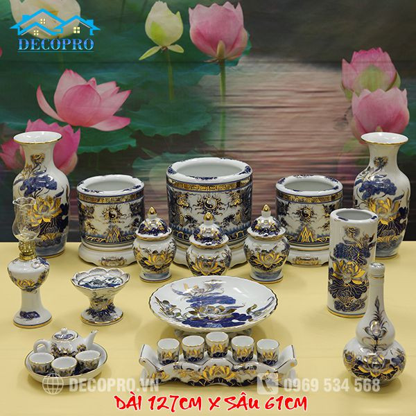 Bộ đồ thờ Bát Tràng cao cấp được trưng bày tại cửa hàng đồ thờ cúng