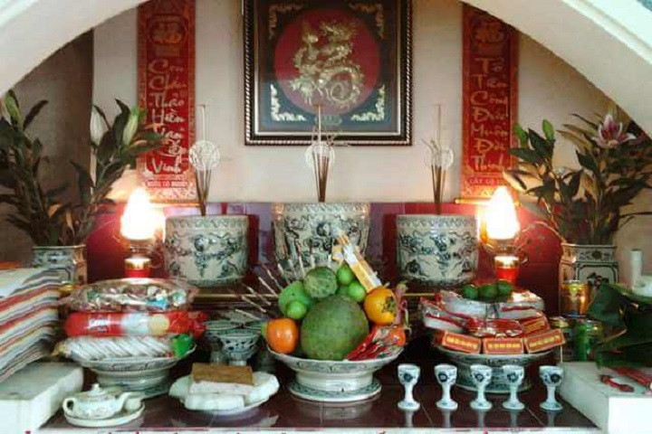 Bộ đồ thờ cúng đầy đủ trên bàn thờ thần linh Thần Tài Thổ Địa, cầu tài lộc may mắn.