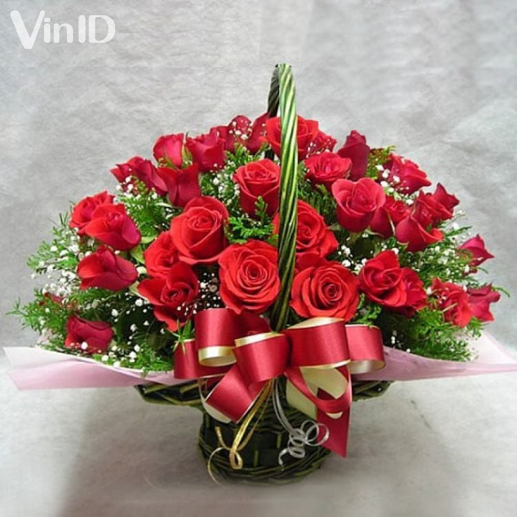 Bó hoa hồng đỏ tươi tặng mẹ hoặc người yêu, thể hiện tình cảm chân thành và lòng biết ơn