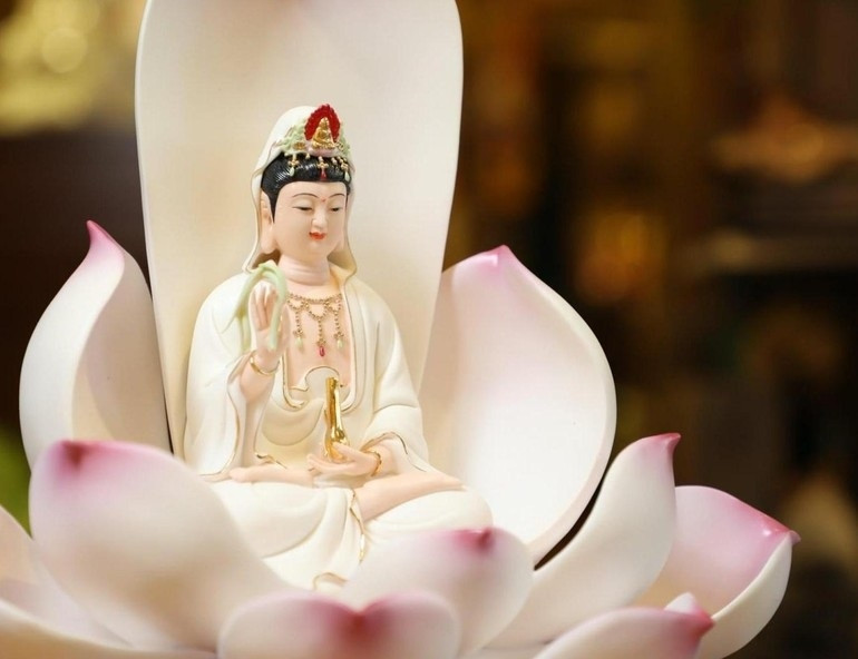 Bồ Tát Quan Âm 3D ngồi thiền trên đài sen với ánh hào quang rực rỡ