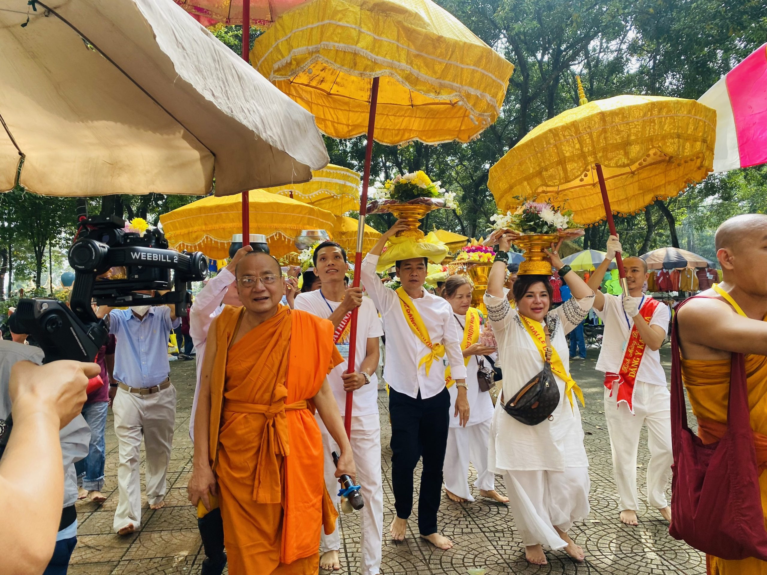 Bông hoa tượng trưng cho sắc uẩn bị khái niệm hóa, minh họa cách chúng ta gán ý nghĩa chủ quan lên đối tượng thực.